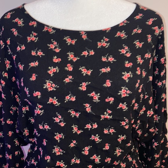 Vanilla Star Floral Boho Cropped Blouse - Picture 2 of 14
